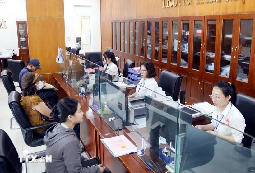 Trung tâm một cửa liên thông của thành phố Đồng Hới (Quảng Bình) giải quyết thủ tục hành chính cho người dân. (Ảnh: Tá Chuyên/TTXVN)