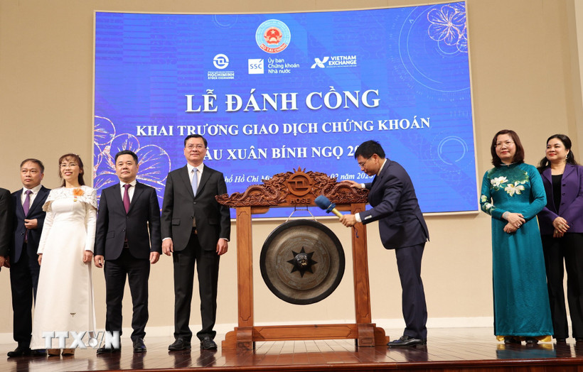 Bộ trưởng Bộ Tài chính Nguyễn Văn Thắng đánh cồng khai phiên giao dịch chứng khoán đầu Xuân Bính Ngọ năm 2026. (Ảnh: Hứa Chung/TTXVN)