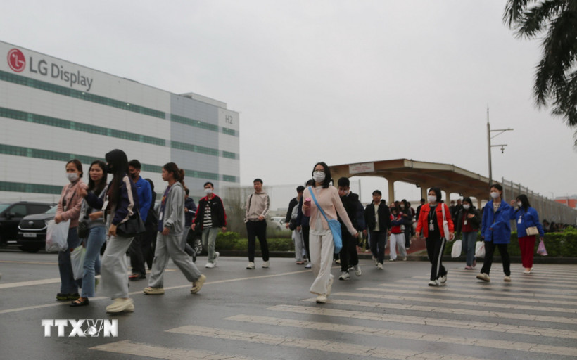 Người lao động di chuyển đến các doanh nghiệp trong Khu công nghiệp Tràng Duệ, Hải Phòng sáng 24/2. (Ảnh: Minh Thu/TTXVN)