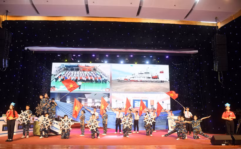 Các đội tranh tài trong phần thi hùng biện. (Ảnh: Lam Giang)