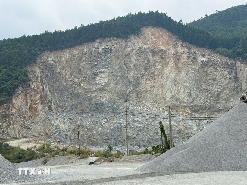 Mỏ đá Vạn Lý tại xã Nguyễn Nghiêm, tỉnh Quảng Ngãi. (Ảnh: Cao Nguyên/TTXVN)