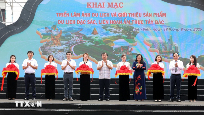 Các đại biểu cắt băng khai mạc chuỗi các hoạt động trong khuôn khổ Festival Tinh hoa Tây Bắc 2025. (Ảnh: Trung Kiên/TTXVN)