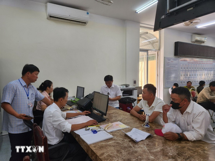 Dù gặp nhiều khó khăn trong quá trình vận hành mô hình chính quyền mới, Trung tâm Hành chính công phường Phong Điền vẫn giải quyết, trả kết quả hồ sơ thủ tục đúng thời hạn cho người dân. (Ảnh: Mai Trang/TTXVN)