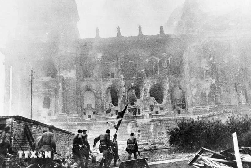 Ngày 16/4/1945, Hồng quân Liên Xô mở trận tấn công vào Berlin, sào huyệt cuối cùng của phátxít Đức và đến chiều 30/4/1945 đã chiếm được Nhà Quốc hội Đức, cắm lá cờ chiến thắng lên nóc tòa nhà này. (Ảnh: Tư liệu Quốc tế/TTXVN)