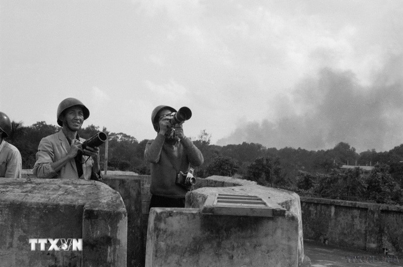 Trên đỉnh nóc nhà số 18 Trần Hưng Đạo, phóng viên ảnh Việt Nam Thông tấn xã săn máy bay Mỹ cháy trên bầu trời Hà Nội trong 12 ngày đêm B52 Mỹ đánh phá Hà Nội-Hải Phòng (trận Điện Biên Phủ trên không). (Ảnh: TTXVN)