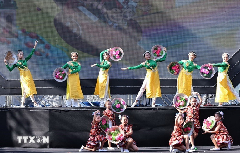 Các tiết mục nghệ thuật đặc sắc do thiếu nhi biểu diễn. (Ảnh: Minh Đức/TTXVN)