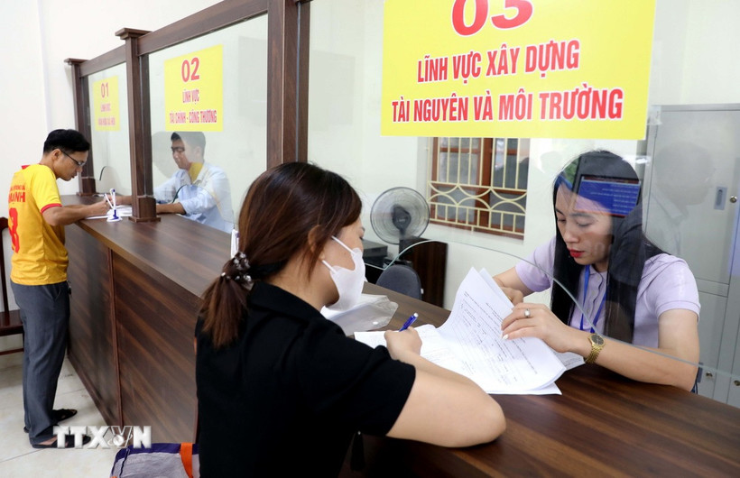 Các thủ tục hành chính tại Trung tâm phục vụ hành chính công phường Thái Bình được thực hiện nhanh chóng, hiệu quả, chính xác, mang lại sự thuận tiện cho người dân . (Ảnh: Thế Duyệt/TTXVN)