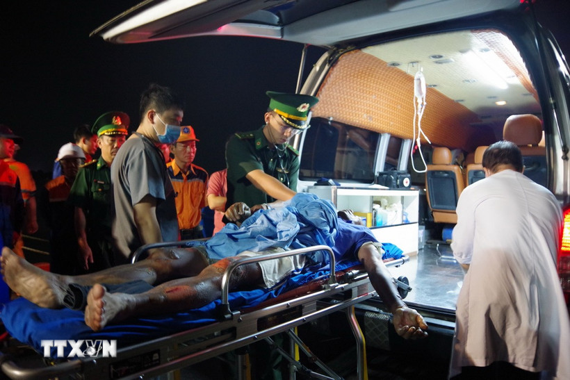 Quân y Ban Chỉ huy Bộ đội Biên phòng Thành phố Hồ Chí Minh kiểm tra tình hình sức khỏe của thuyền viên bị bỏng trước khi đưa đi điều trị tại bệnh viện. (Ảnh: Huỳnh Sơn/TTXVN)