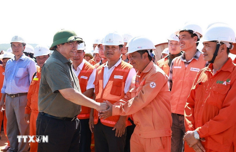 Thủ tướng Phạm Minh Chính với kỹ sư, công nhân đang thi công Dự án Đường dây 500kV Lào Cai-Vĩnh Yên trên địa bàn xã Dân Chủ, tỉnh Phú Thọ. (Ảnh: Dương Giang/TTXVN)