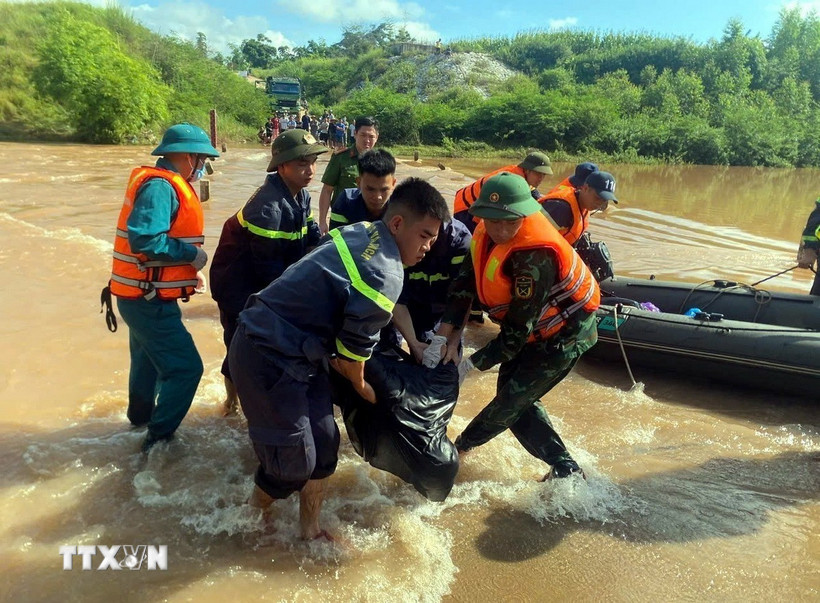 Lực lượng chức năng tỉnh Lạng Sơn tìm thấy thi thể người gặp nạn. (Ảnh: TTXVN phát)