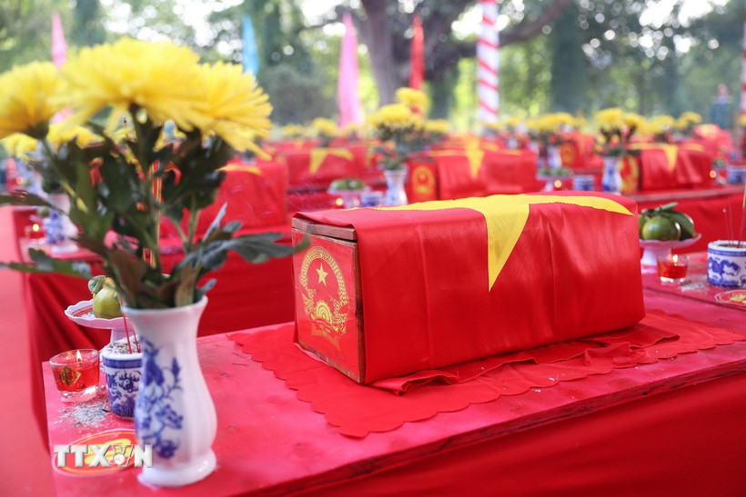 Hài cốt liệt sỹ tại Lễ an táng. (Ảnh: Thanh Tân/TTXVN)
