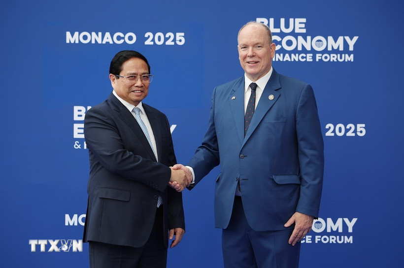 Hoàng thân Monaco Albert II đón Thủ tướng Phạm Minh Chính tham dự Hội nghị Đại dương của Liên hợp quốc lần thứ 3. (Ảnh: Dương Giang/TTXVN)