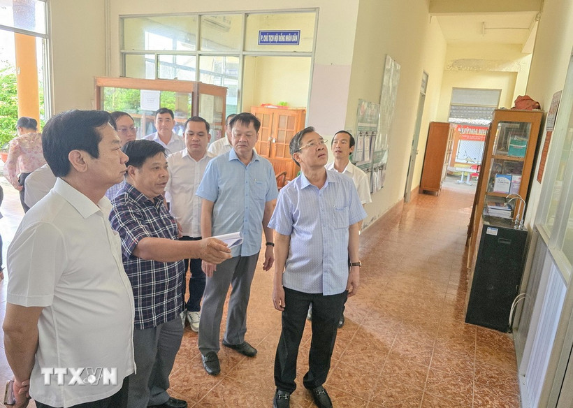 Bí thư Thành ủy Cần Thơ Đỗ Thanh Bình và Chủ tịch Ủy ban Nhân dân thành phố Trương Cảnh Tuyên khảo sát trụ sở xã Định Môn, huyện Thới Lai, dự kiến bố trí trụ sở xã Trường Thành, huyện Thới Lai sau sáp nhập. (Ảnh: Thanh Liêm/TTXVN)