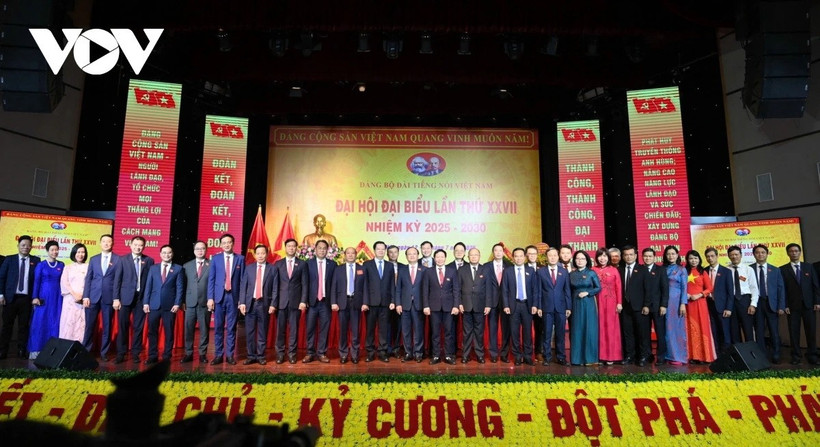 Phó Thủ tướng Mai Văn Chính chụp ảnh lưu niệm cùng các đại biểu tại Đại hội đại biểu Đảng bộ Đài Tiếng nói Việt Nam lần thứ 27, nhiệm kỳ 2025-2030. (Nguồn: VOV)