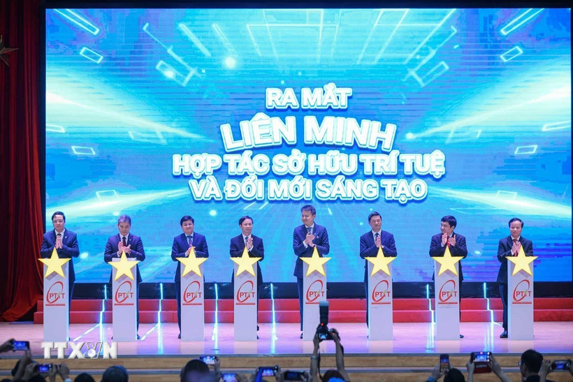 Tổng Giám đốc Tổ chức Sở hữu trí tuệ thế giới Daren Tang, Thứ trưởng Bộ Khoa học và Công nghệ Hoàng Minh cùng các đại biểu thực hiện nghi thức bấm nút ra mắt Liên minh Hợp tác Sở hữu Trí tuệ và Đổi mới Sáng tạo. (Ảnh: Hoàng Hiếu/TTXVN)