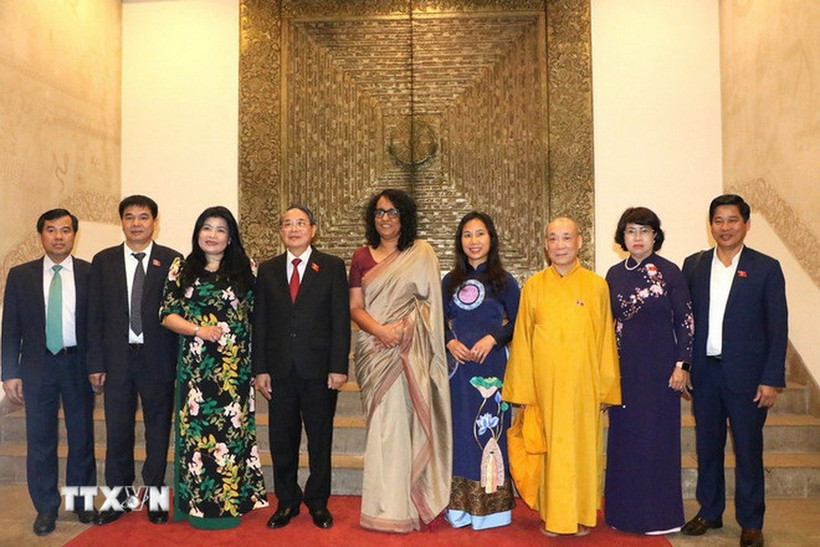 Phó Chủ tịch Quốc hội Nguyễn Đức Hải và Thủ tướng Sri Lanka Harini Amarasuriya chụp ảnh lưu niệm. (Ảnh: Ngọc Thúy/TTXVN)