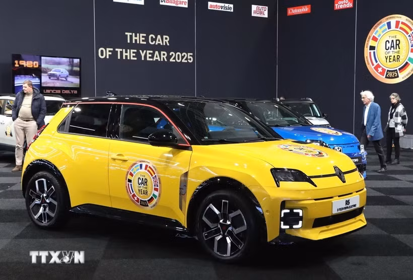Xe điện Renault 5 được bình chọn là "Xe ôtô của năm 2025" tại Triển lãm ôtô Brussels 2025. (Ảnh: Hương Giang/TTXVN)