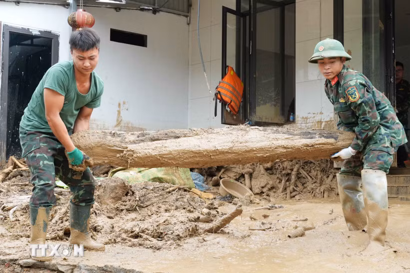 Cán bộ, chiến sỹ Bộ chỉ huy Quân sự Lai Châu giúp dân khắc phục thiên tai tại tâm lũ Mường Than. (Ảnh: Nguyễn Oanh/TTXVN)