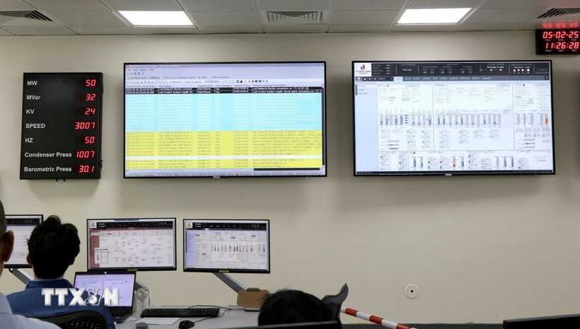 Các kỹ sư chính thức vận hành Nhà máy điện Nhơn Trạch 3 hòa lưới điện quốc gia. (Ảnh: TTXVN phát)
