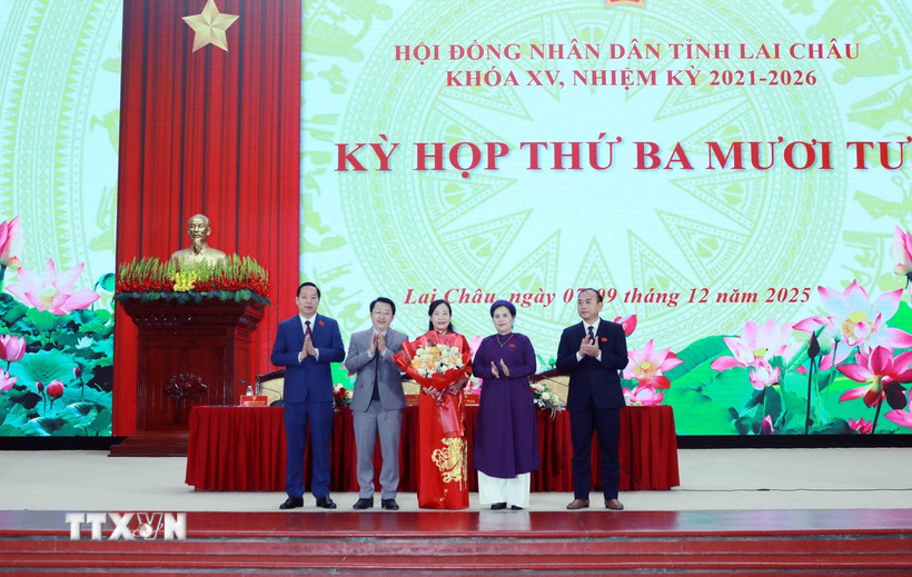 Các đồng chí lãnh đạo tặng hoa chúc mừng đồng chí Tẩn Thị Quế được bầu làm Phó Chủ tịch Hội đồng nhân dân tỉnh Lai Châu khóa XV, nhiệm kỳ 2021-2026. (Ảnh: Quý Trung/TTXVN)