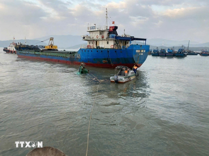 Quảng Trị: Tàu cá bị chìm trên biển, 4 ngư dân thoát nạn Cán bộ Trạm Biên phòng cửa khẩu Cảng Hòn La phối hợp kiểm tra và hỗ trợ trục vớt tàu cá BV-93600-TS bị chìm. (Ảnh: TTXVN phát)