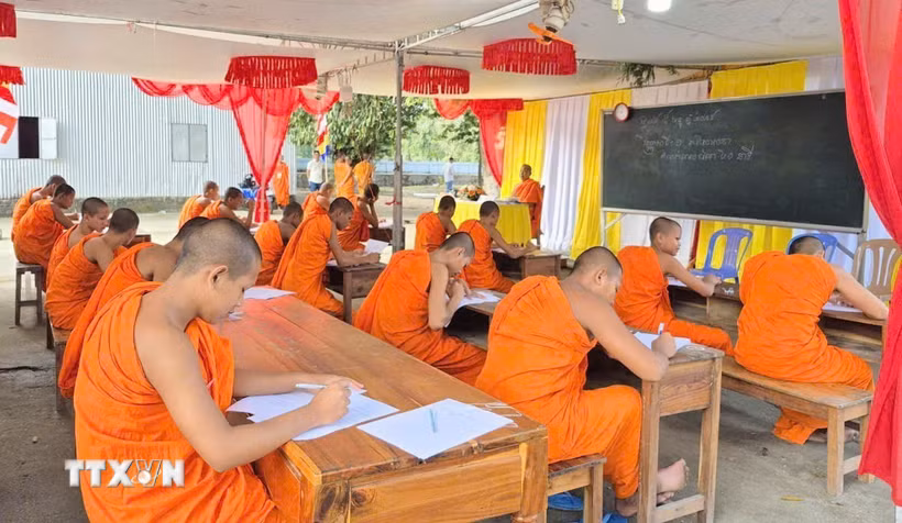 Tham gia học các lớp ở chùa Nam tông Khmer, các em học sinh và sư sãi được học cách viết, cách đọc, ngữ pháp tiếng Khmer, chữ Pali qua đó góp phần tiếp nối mạch nguồn văn hóa từ thế hệ này sang thế hệ khác. (Ảnh: Công Mạo/TTXVN)
