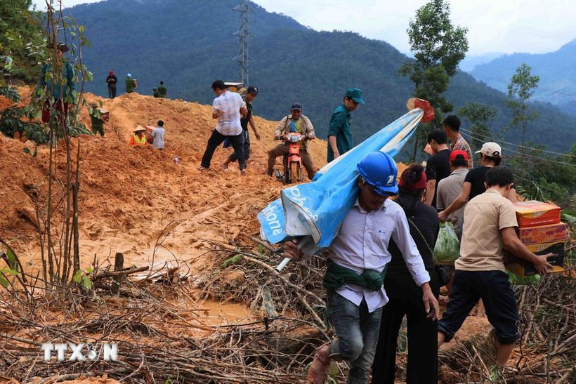 Lực lượng tình nguyện và các nhà hảo tâm tích cực tham gia công tác vận chuyển lương thực, thực phẩm, nước uống cho đồng bào. (Ảnh: Đoàn Hữu Trung/TTXVN)