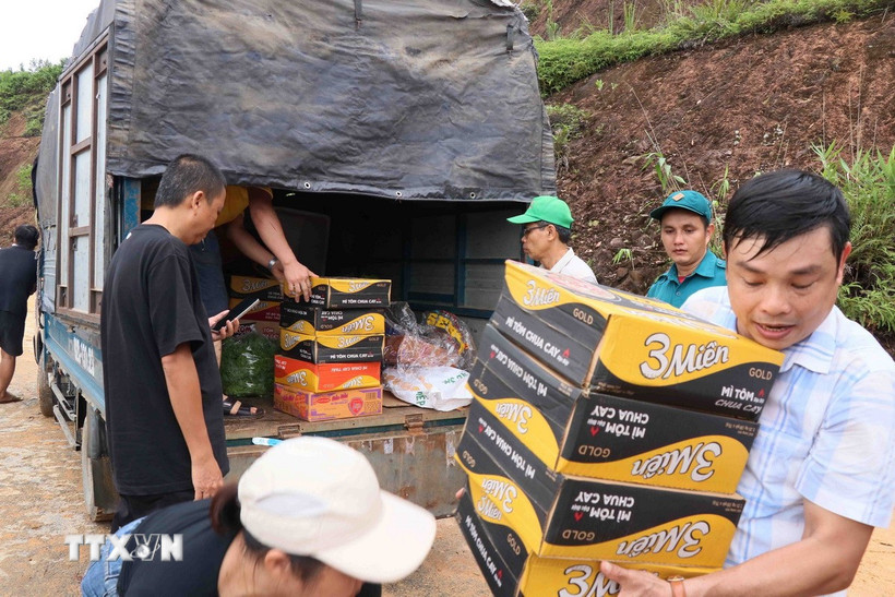 Lực lượng tình nguyện và các nhà hảo tâm tích cực tham gia công tác vận chuyển lương thực, thực phẩm, nước uống cho đồng bào. (Ảnh: Đoàn Hữu Trung/TTXVN)