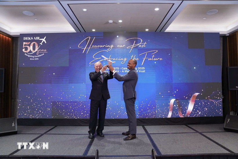 Đại diện Tập đoàn Deks Air quốc tế và Ethiopian Airlines tại lễ ký. (Nguồn: TTXVN)