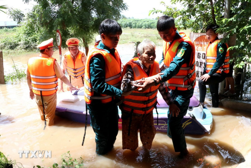 Các lực lượng hỗ trợ người dân phường Hàm Thắng (tỉnh Lâm Đồng) di dời đến nơi an toàn trong trưa 31/10. (Ảnh: Hồng Hiếu/TTXVN)