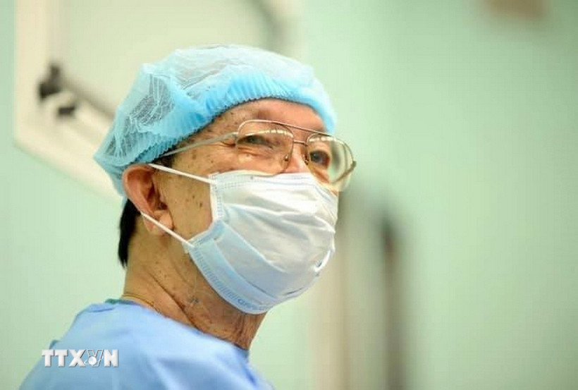 Giáo sư Trần Đông A, Nguyên Phó Giám đốc Bệnh viện Nhi đồng 2 Thành phố Hồ Chí Minh là một bác sỹ ngoại khoa nổi tiếng. (Ảnh: TTXVN phát)
