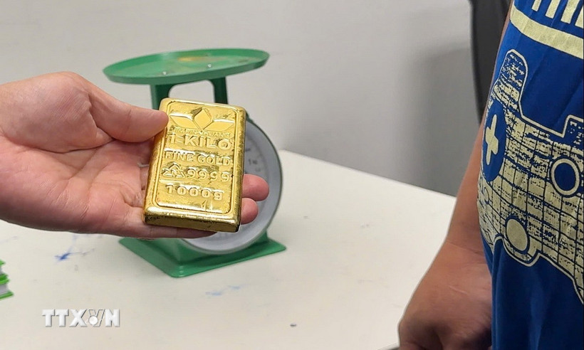 Hải quan Cửa khẩu sân bay Quốc tế Nội Bài phát hiện 1 người nước ngoài mang miếng kim loại hình chữ nhật, màu vàng, khối lượng khoảng 01kg, không khai báo hải quan khi nhập cảnh vào Việt Nam. (Ảnh: TTXVN phát)