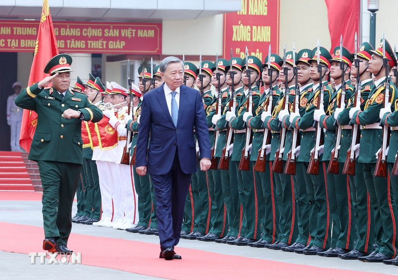 Tổng Bí thư Tô Lâm đến thăm và làm việc với Bộ Tư lệnh Binh chủng Tăng thiết giáp. (Ảnh: Thống Nhất/TTXVN)