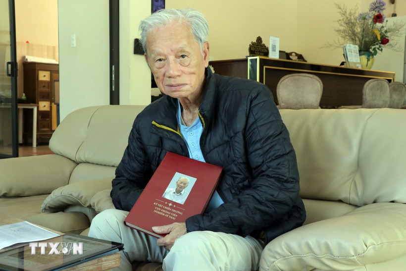 Cựu phóng viên chiến trường Nghiêm Sĩ Thái cùng bản sao cuốn nhật ký vừa được phía Hoa Kỳ trao lại. (Ảnh: Chu Quốc Hùng/TTXVN)