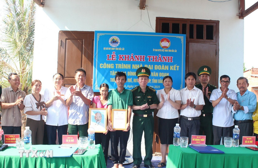 Bàn giao nhà Đại đoàn kết cho gia đình ông Vũ Văn Đoan ở thôn 4, xã Ia Rvê, huyện Ea Súp. (Ảnh: TTXVN phát)