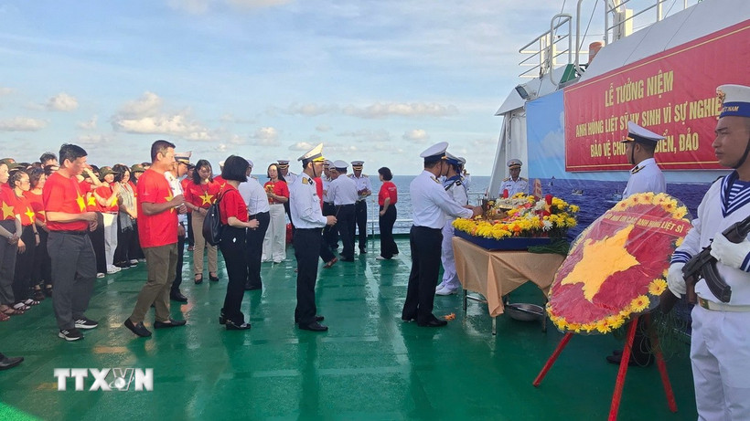 Lễ tưởng niệm các cán bộ, chiến sỹ hy sinh vì sự nghiệp bảo vệ chủ quyền biển đảo. (Ảnh: TTXVN phát)