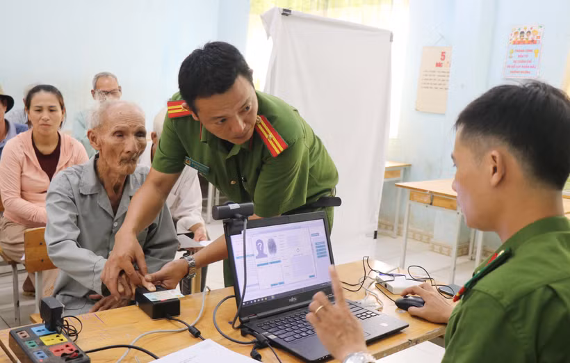 Tại xã Bình Sơn, lực lượng Công an thực hiện lấy dấu vân tay thân nhân liệt sỹ. (Ảnh: Phạm Cường/TTXVN)