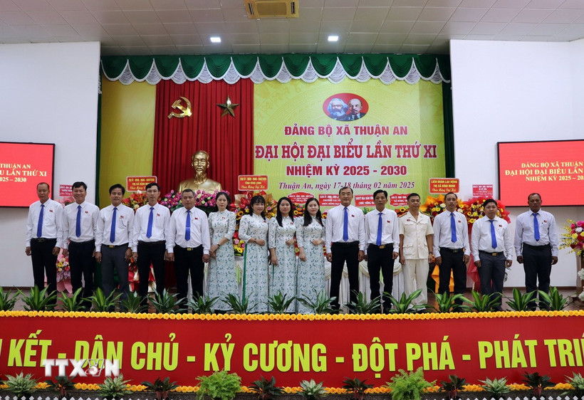 Ban Chấp hành Đảng bộ xã Thuận An nhiệm kỳ 2025-2030 ra mắt Đại hội. (Ảnh: Phạm Minh Tuấn/TTXVN)
