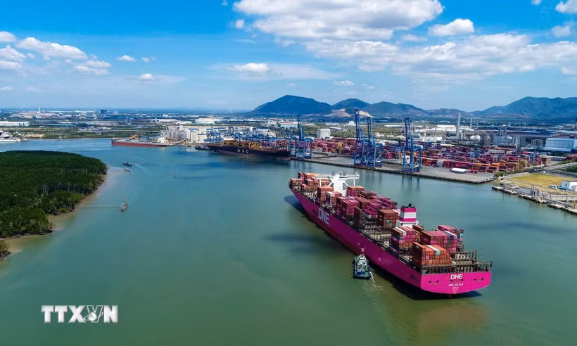 Tàu ONE EAGLE thuộc tuyến dịch vụ mới do Liên minh Premier khai thác tại Cảng Quốc tế Tân Cảng-Cái Mép. (Ảnh: TTXVN phát)