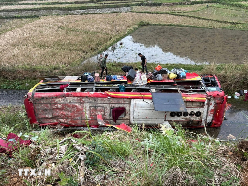 Hiện trường vụ lật xe khách trên Quốc lộ 37 ở Sơn La khiến 11 người bị thương. (Ảnh: TTXVN phát)