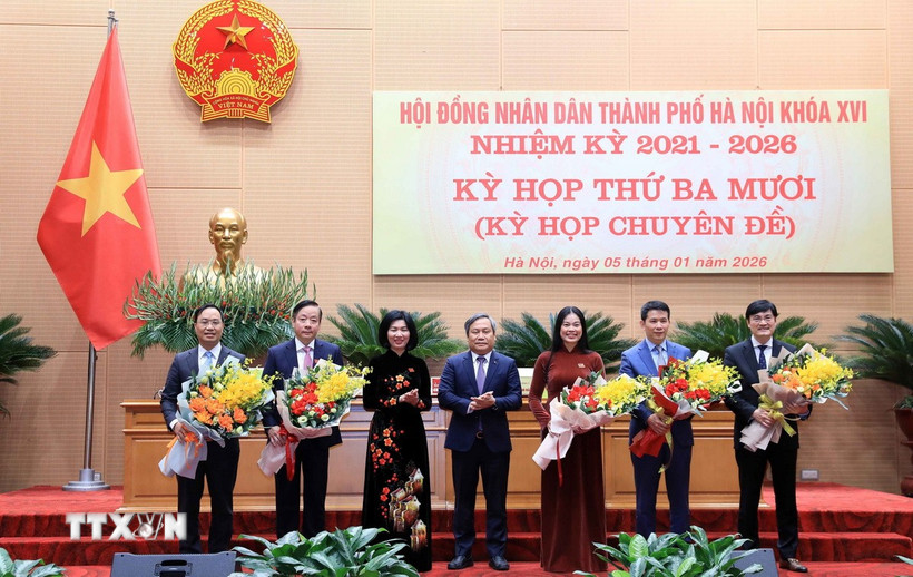 Phó Bí thư Thành ủy, Chủ tịch Ủy ban Nhân dân thành phố Hà Nội Vũ Đại Thắng và Chủ tịch Hội đồng Nhân dân thành phố Phùng Thị Hồng Hà chúc mừng các đồng chí vừa được kiện toàn các chức danh lãnh đạo. (Ảnh: Văn Điệp/TTXVN)