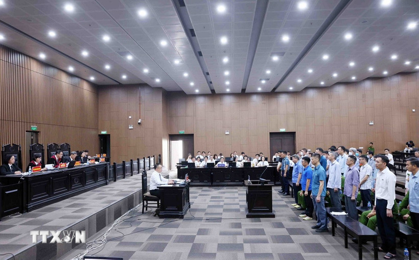 Ngành Nội chính Đảng, nhất là Ban Nội chính Trung ương - Cơ quan Thường trực của Ban Chỉ đạo Trung ương về phòng, chống tham nhũng trở thành chỗ dựa tin cậy vững chắc của Đảng trong tham mưu xây dựng đường lối, chính sách để không ai có thể tham nhũng; tham mưu, định hướng chỉ đạo giải quyết, xử lý, truy tố, điều tra, xét xử các vụ việc, vụ án lớn, phức tạp được dư luận xã hội đặc biệt quan tâm Trong ảnh: Phiên tòa xét xử 29 bị cáo trong vụ án “Vi phạm quy định về đấu thầu gây hậu quả nghiêm trọng”, “Lợi dụng chức vụ, quyền hạn trong khi thi hành công vụ”, “Lợi dụng chức vụ, quyền hạn gây ảnh hưởng đối với người khác để trục lợi” xảy ra tại Công ty Cổ phần Tập đoàn Thuận An (Tập đoàn Thuận An). (Ảnh: Phạm Kiên/TTXVN)