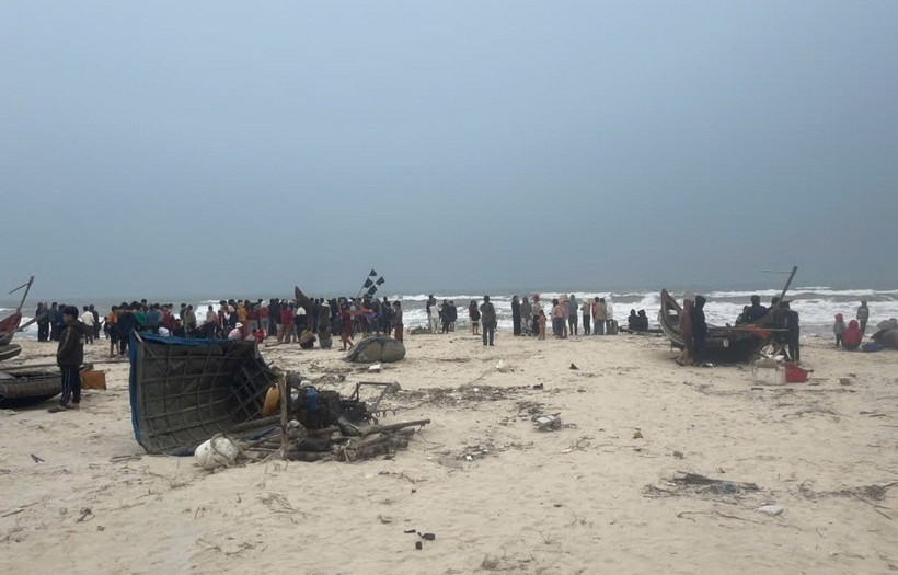 Các lực lượng chức năng và người dân đang triển khai tìm kiếm ngư dân mất tích. (Ảnh: TTXVN phát)