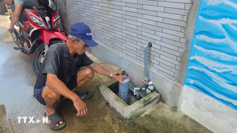 Ông Huỳnh Tài, 71 tuổi, bức xúc cho rằng nước thường trào ngược tại hố ga mỗi khi giờ cao điểm. (Ảnh: Sỹ Thắng/ TTXVN)