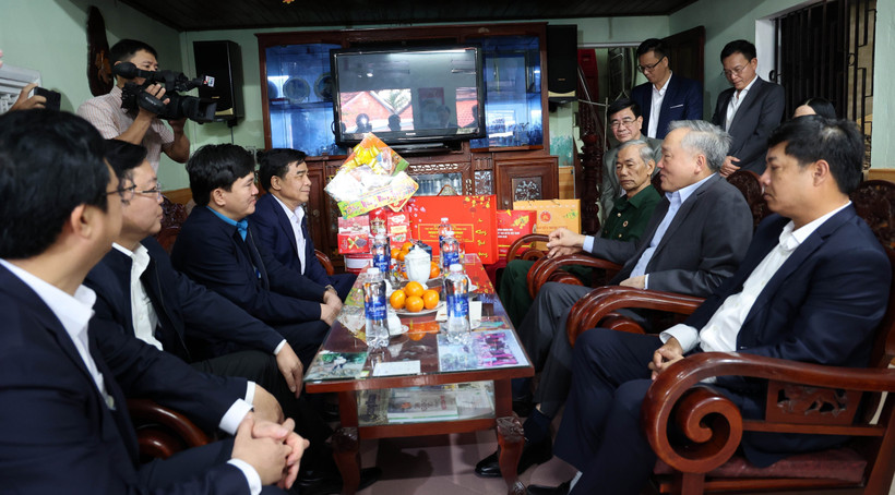 Phó Thủ tướng Thường trực Nguyễn Hòa Bình tặng quà gia đình sách, người nghèo ở Quảng Nam. (Ảnh Trần Tĩnh/ TTXVN)