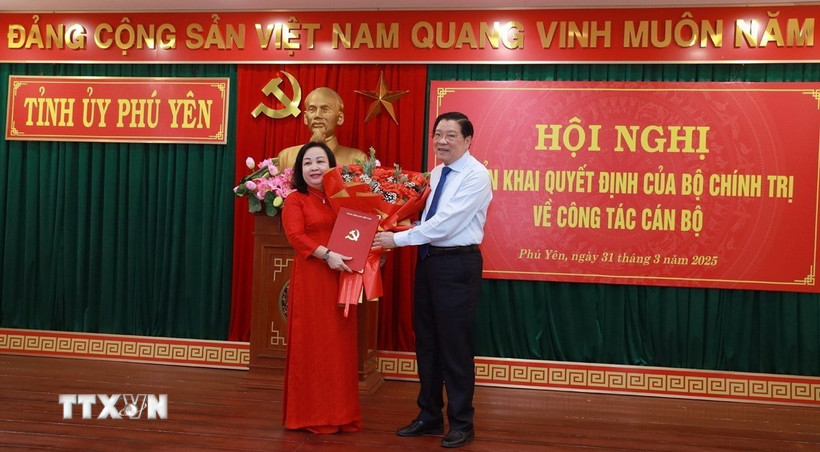 Ông Phan Đình Trạc, Ủy viên Bộ Chính trị, Bí thư Trung ương Đảng, Trưởng ban Nội chính Trung ương trao Quyết định và chúc mừng Bí thư Tỉnh ủy Phú Yên Cao Thị Hòa An. (Ảnh: Xuân Triệu/TTXVN)