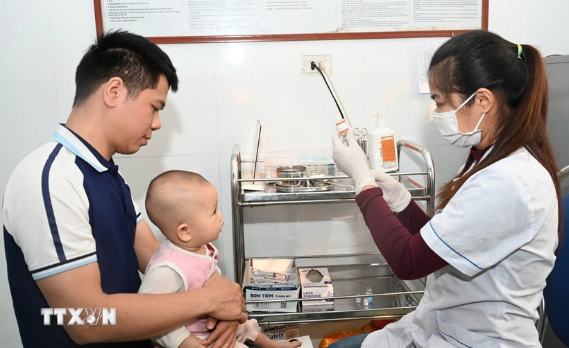 Triển khai tiêm vaccine phòng sởi cho trẻ. (Ảnh: Thùy Dung/TTXVN)