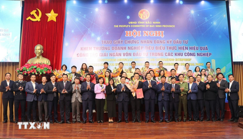 Lãnh đạo tỉnh Bắc Ninh trao chứng nhận đầu tư cho các doanh nghiệp. (Ảnh: Thái Hùng/TTXVN)