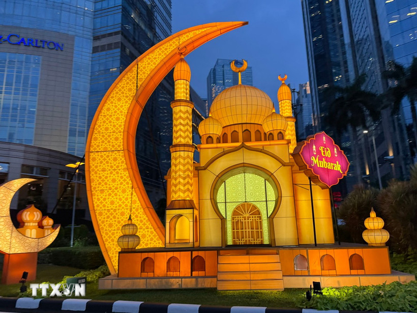 Đường phố Jakarta được trang trí biểu tượng Hồi giáo trong suốt tháng Ramadan và dịp lễ Idul Fitri. (Ảnh: Đỗ Quyên/TTXVN)