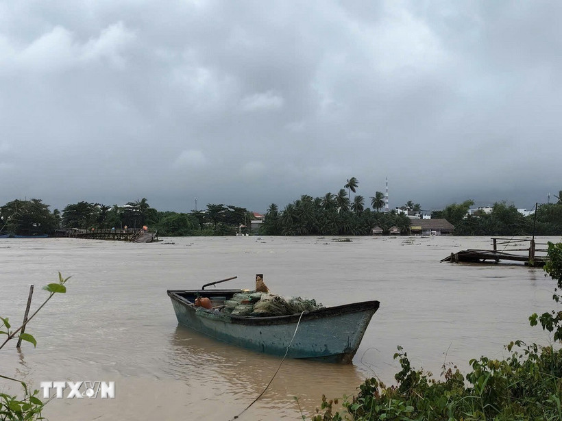 Nước lũ lên cao đã cuốn trôi cầu gỗ Phú Kiểng (phường Tây Nha Trang, tỉnh Khánh Hòa). (Ảnh: TTXVN phát)